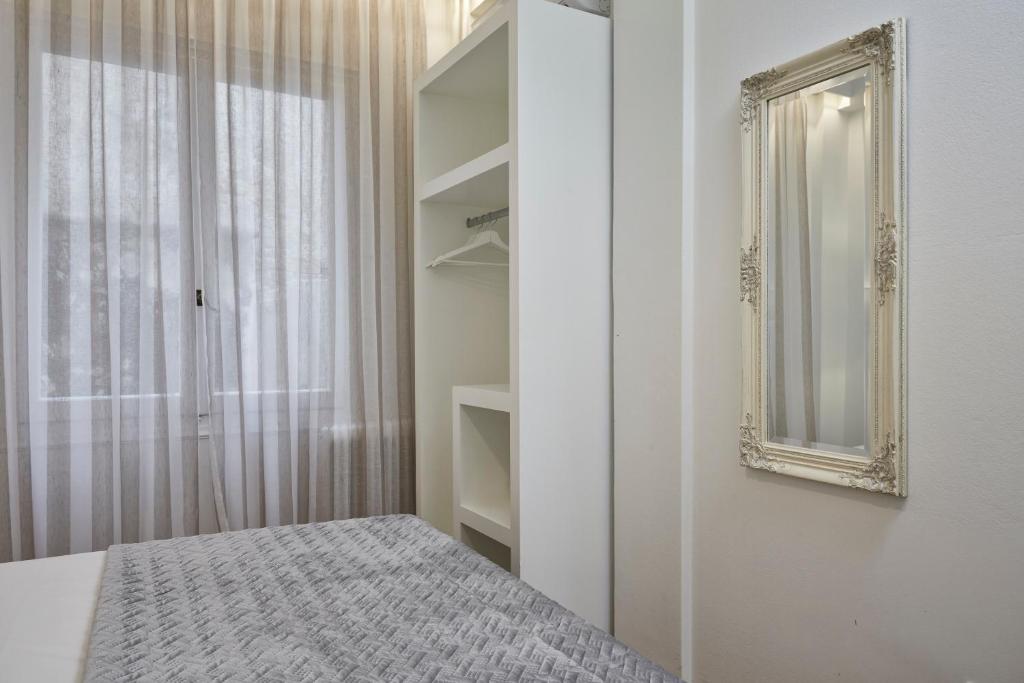 A bed or beds in a room at Cozy and Bright 2BD Apartment in Kolonaki