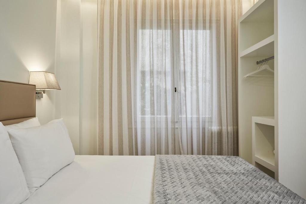 A bed or beds in a room at Cozy and Bright 2BD Apartment in Kolonaki