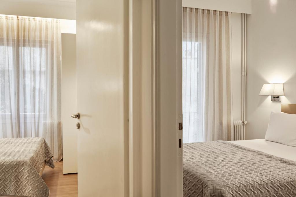 A bed or beds in a room at Cozy and Bright 2BD Apartment in Kolonaki