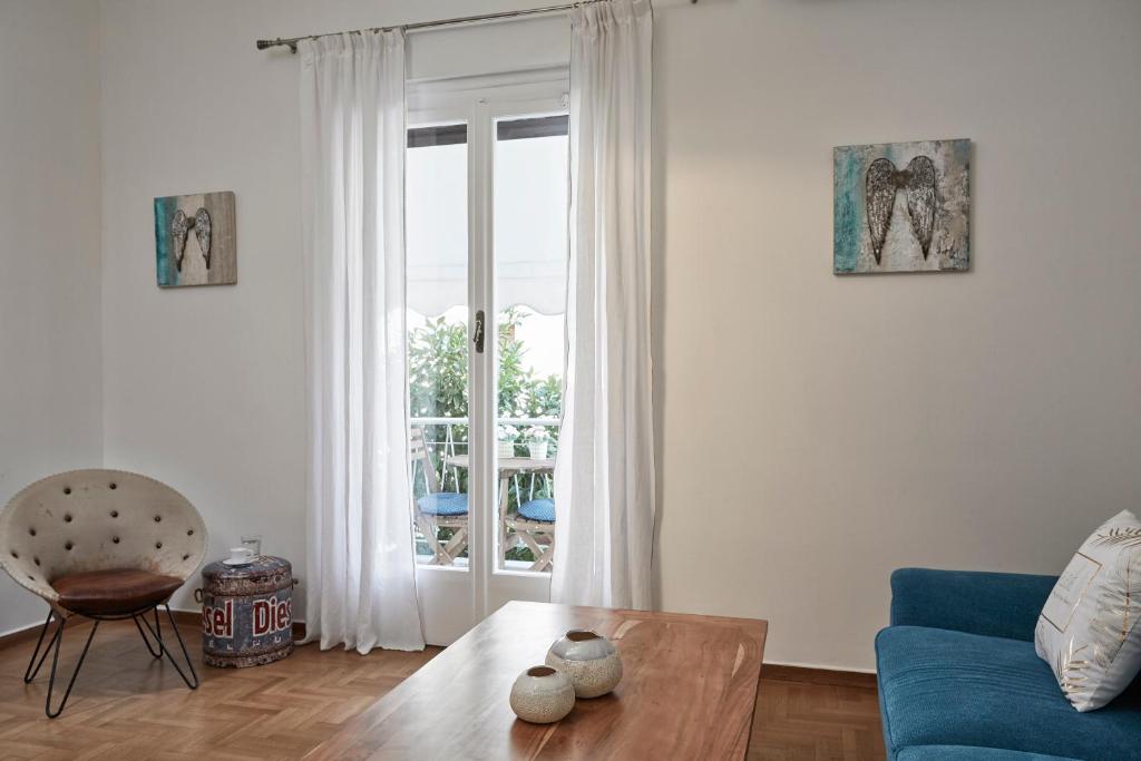 A seating area at Cozy and Bright 2BD Apartment in Kolonaki