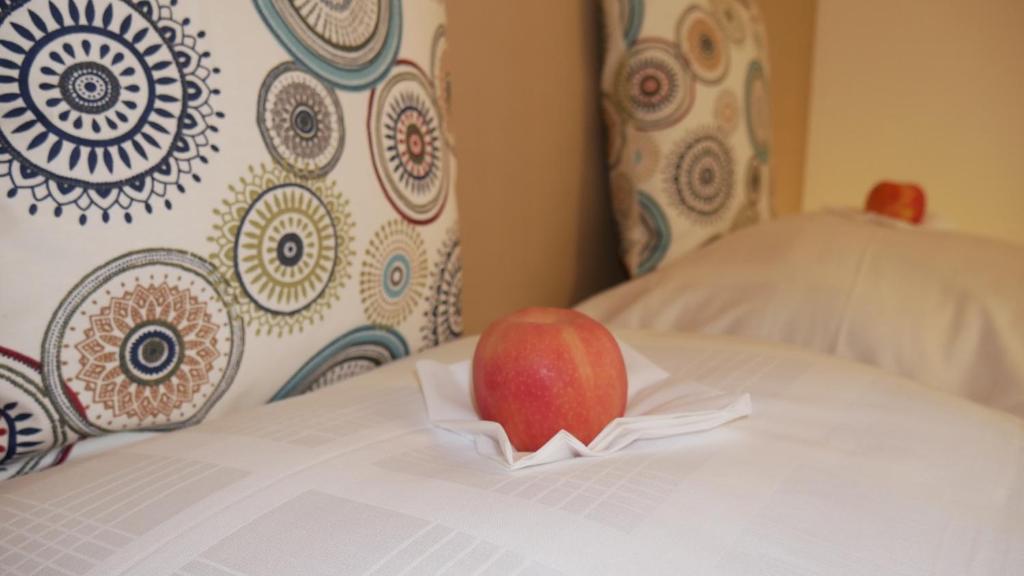 Ein Bett oder Betten in einem Zimmer der Unterkunft LIEBLINGSECK nachhaltige 5-Sterne Ferienwohnung direkt am Chiemsee