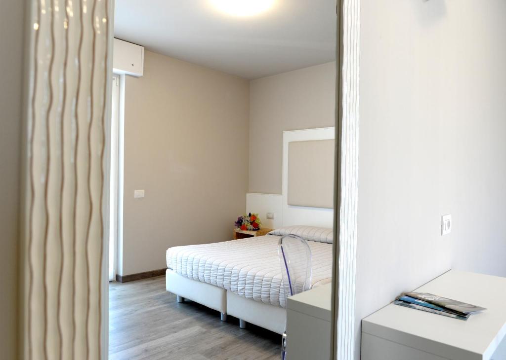 Łóżko lub łóżka w pokoju w obiekcie Hotel Rolly