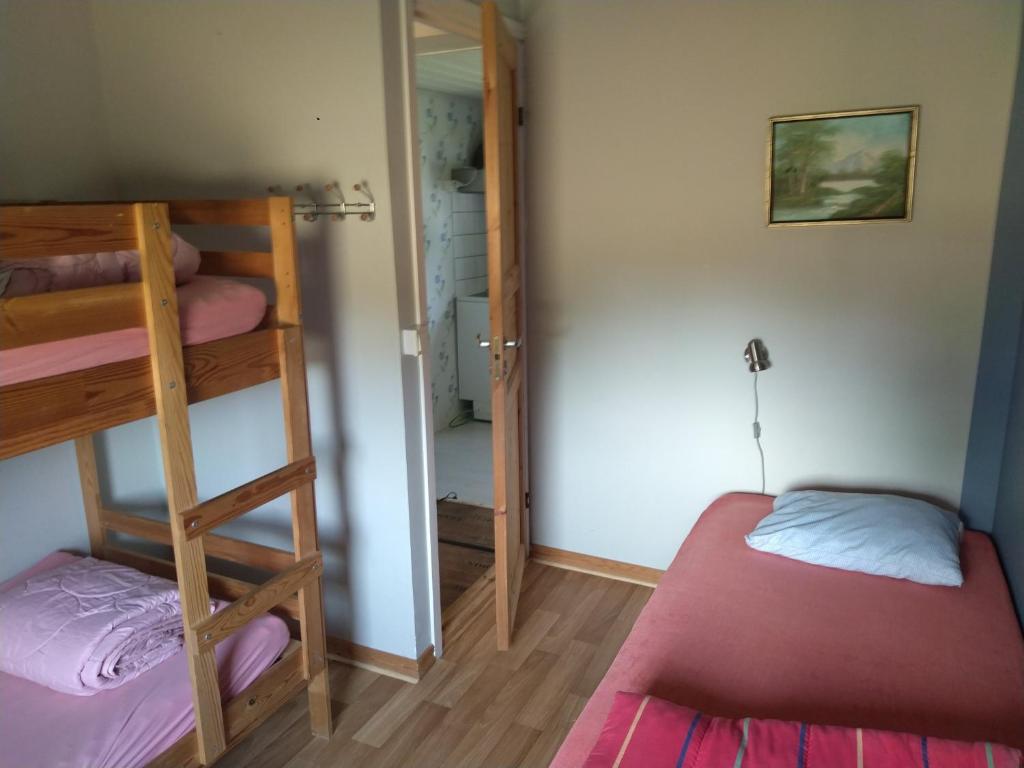 Postel nebo postele na pokoji v ubytování Kvarngården Natur Resort