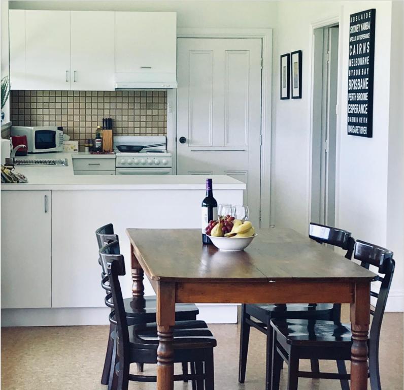 Η κουζίνα ή μικρή κουζίνα στο The Lake House Retreat
