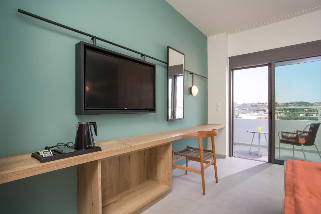Televízia a/alebo spoločenská miestnosť v ubytovaní Mazoren Art Hotel