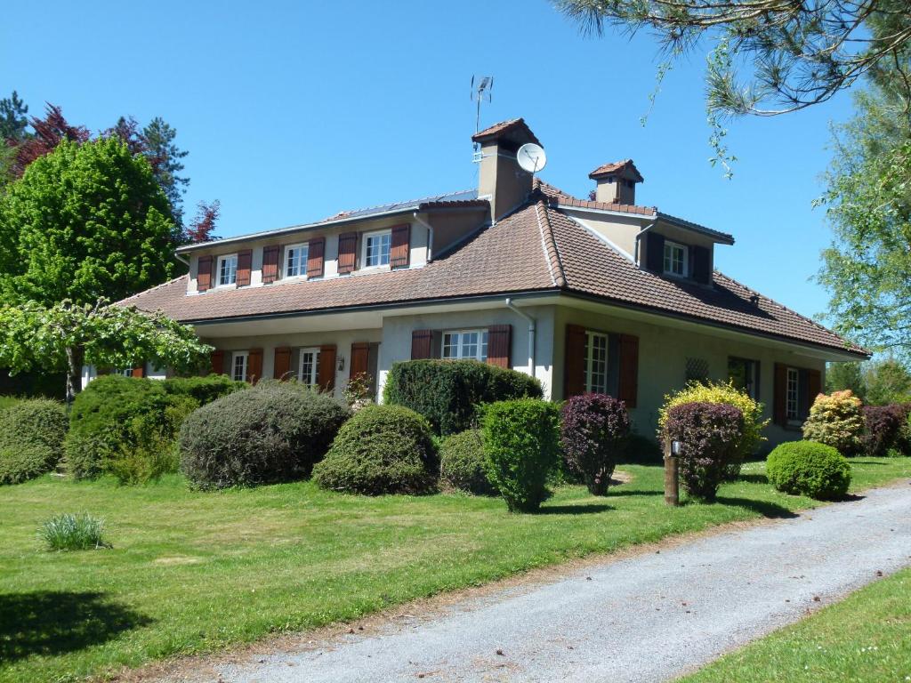 a house with a clock on the top of it at Chambres d'Hôtes Baudelys in Pont-de-Larn