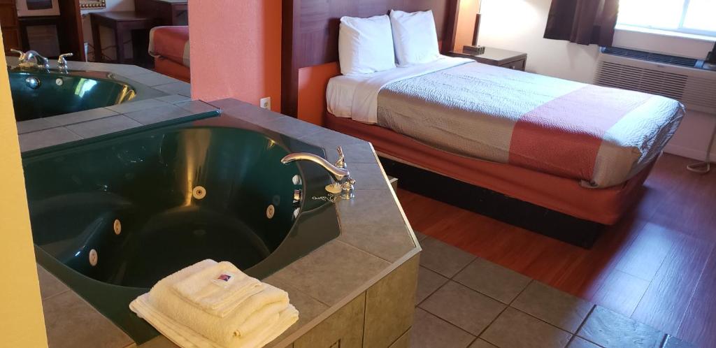 Postel nebo postele na pokoji v ubytování Motel 6-Tinton Falls, NJ