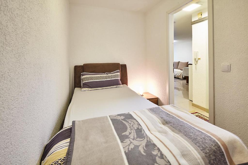 een slaapkamer met een bed in een kamer bij Casa Pinos City in Friedrichshafen