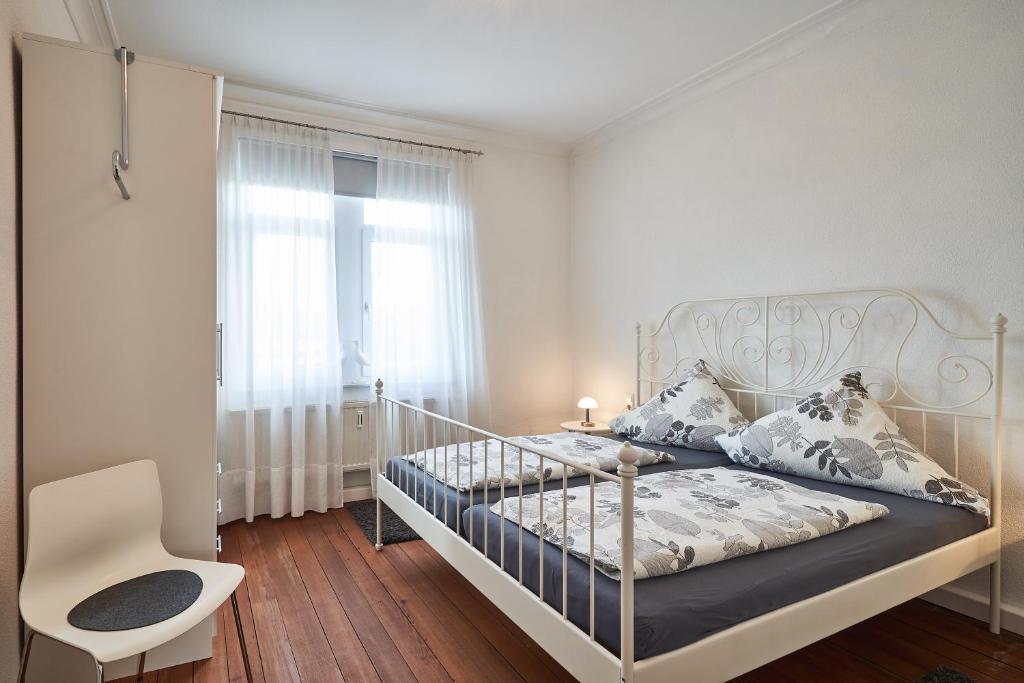 フリードリヒスハーフェンにあるCasa Pinosのベッドルーム1室(金属製ベッド1台、窓付)