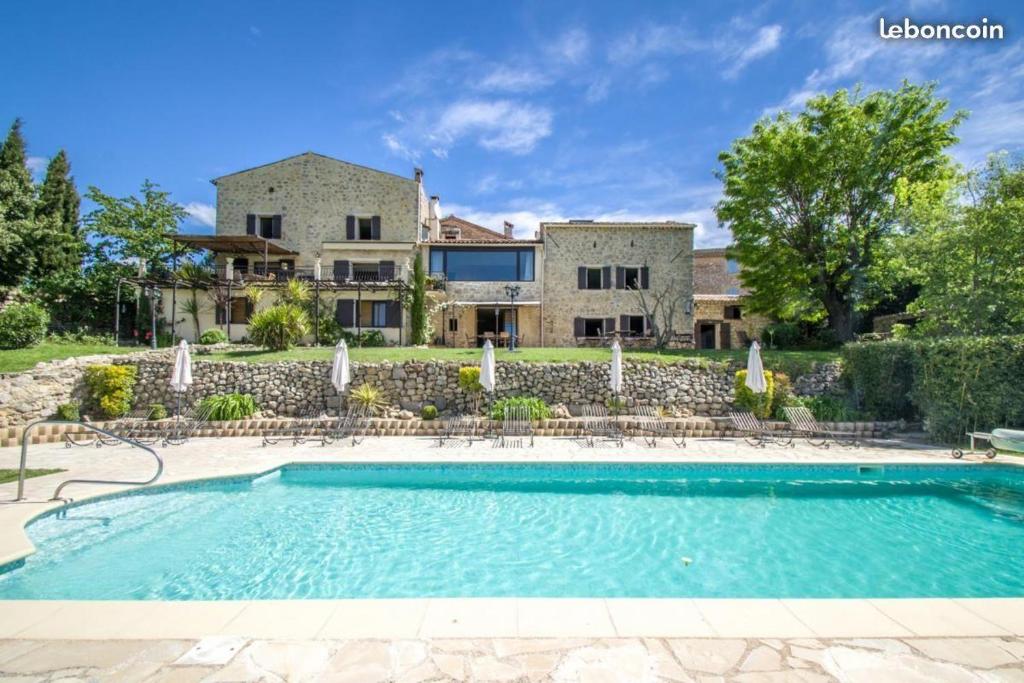 una piscina di fronte a una casa di Fleur de Lys a Fayence