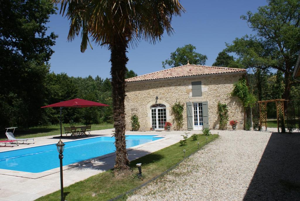 uma casa com uma piscina em frente em DOMAINE DU BOIS SEGUIN em Saint-Loubert