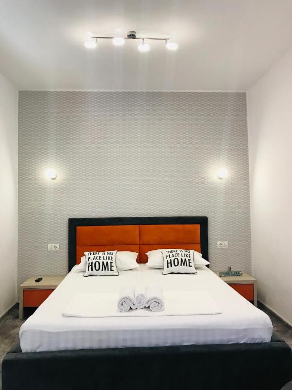 Postel nebo postele na pokoji v ubytování Orange House Constanta