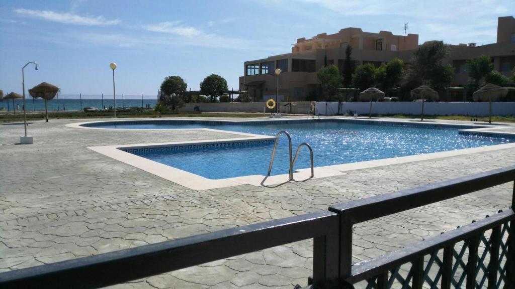 Bazén v ubytovaní DUPLEX ESPECTACULAR en PRIMERA LÍNEA NATURISTA! alebo v jeho blízkosti