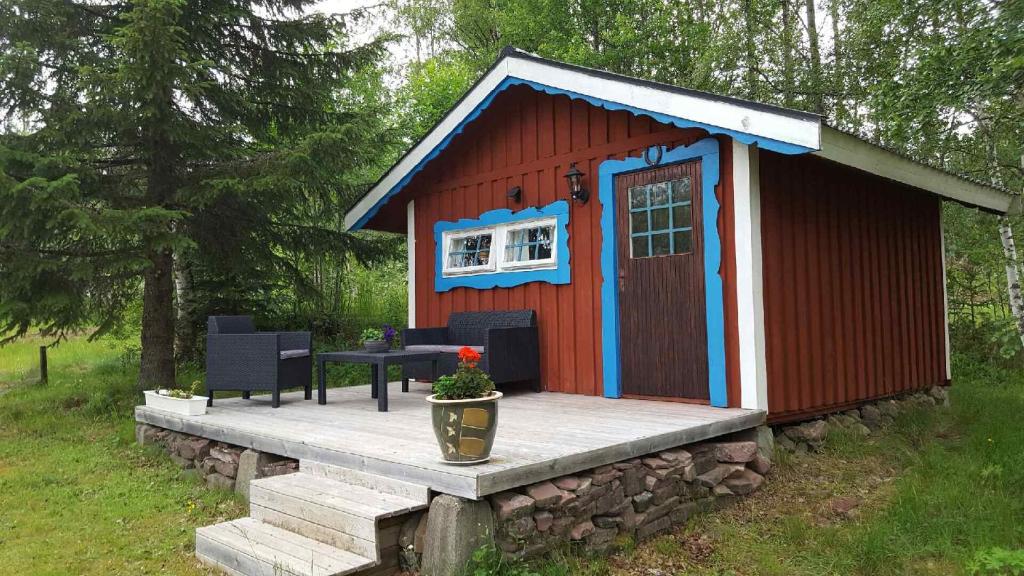 サレンにあるHiking Cabinの赤青小屋
