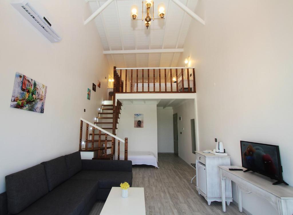 A television and/or entertainment centre at Duman Boutique Hotel Cesme