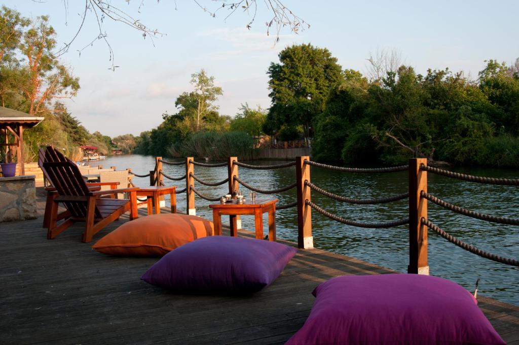 Výhled na řeku, která protéká v blízkosti hotelu
