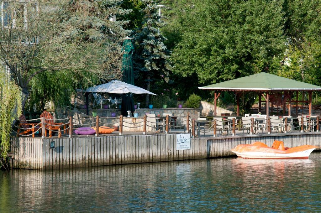 Výhled na řeku, která protéká v blízkosti hotelu