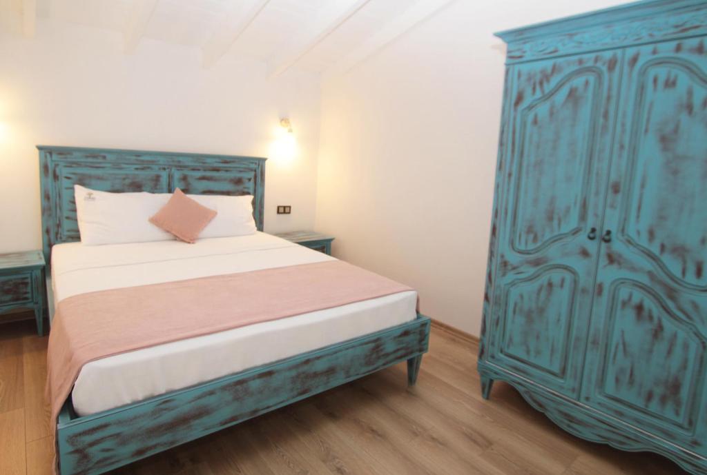A bed or beds in a room at Duman Boutique Hotel Cesme