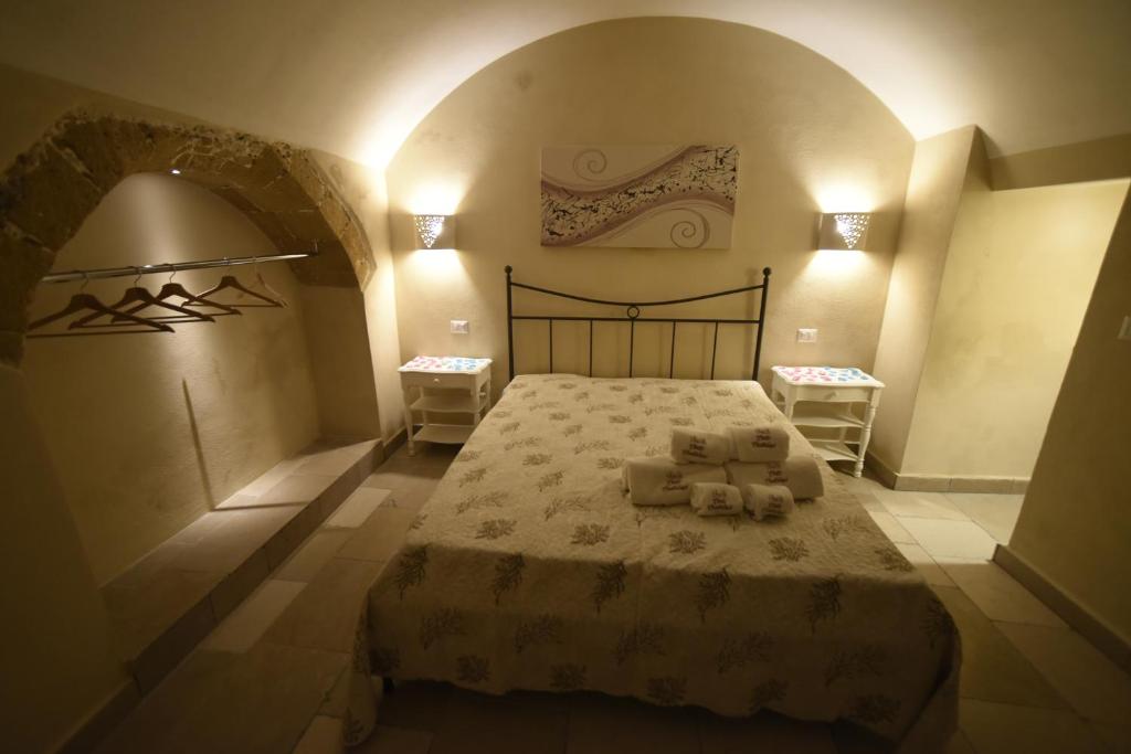 sypialnia z łóżkiem, na którym leżą dwa misie w obiekcie B&B Corte Cantalupi w mieście Gallipoli