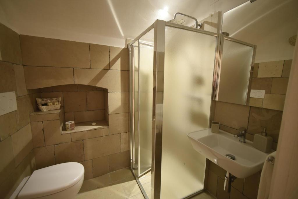łazienka z prysznicem, toaletą i umywalką w obiekcie B&B Corte Cantalupi w mieście Gallipoli