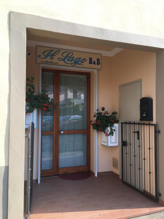 un accès à un bâtiment avec une grande porte dans l'établissement Il lago del Mugello B&B, à Barberino di Mugello