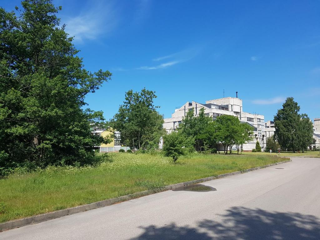 una strada vuota di fronte a un grande edificio di Cozy Seaside Studio a Palanga