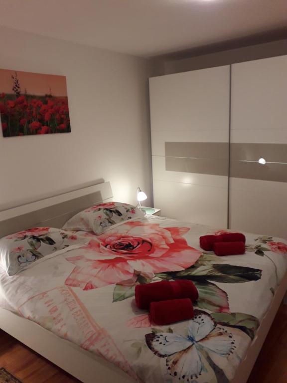 Łóżko lub łóżka w pokoju w obiekcie Apartments Alen Pula