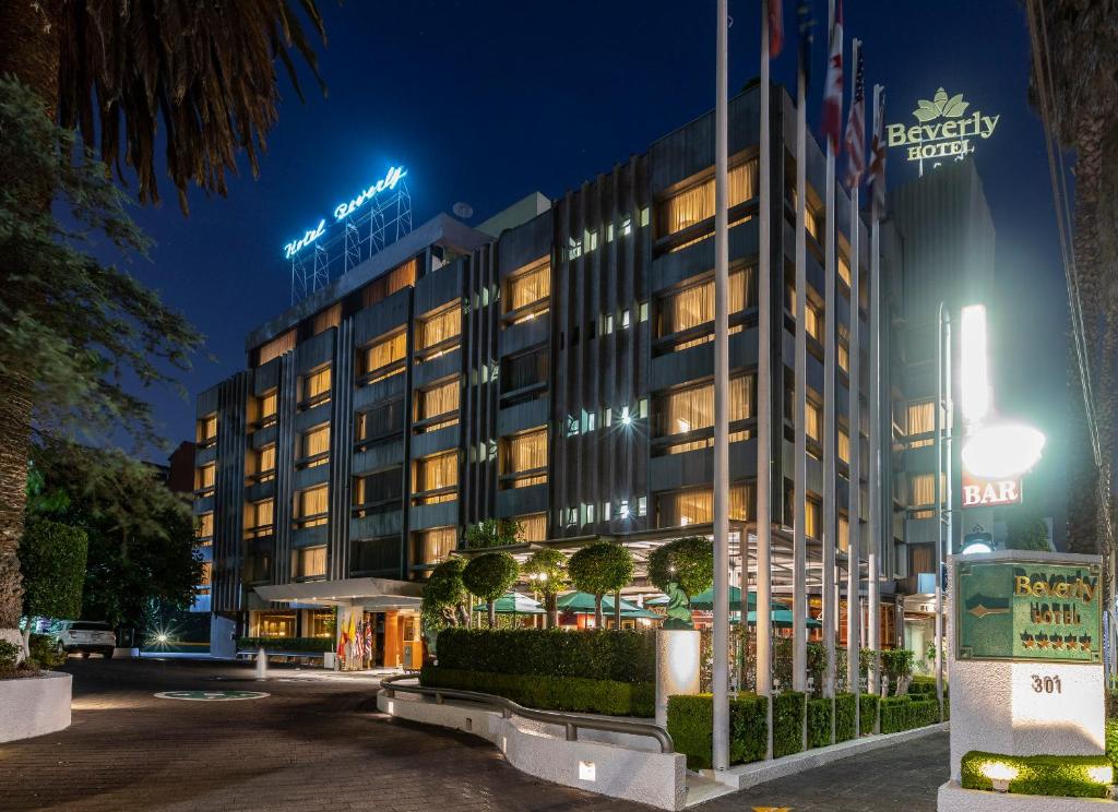 eine Darstellung des Babrey Hotels in der Nacht in der Unterkunft Hotel Beverly in Mexiko-Stadt
