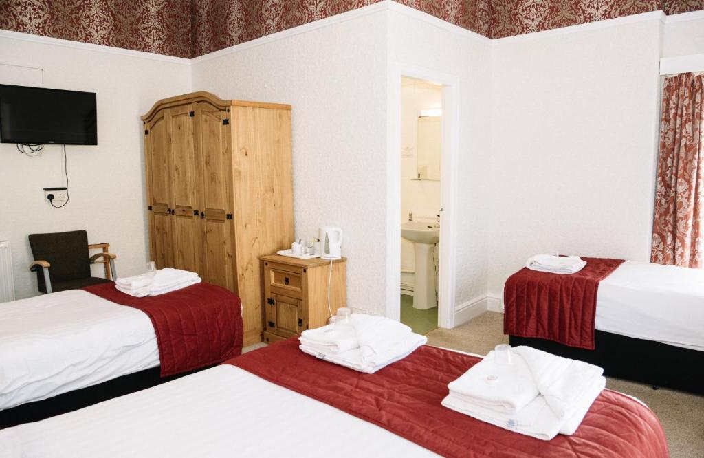 Four Oaks Hotel - 