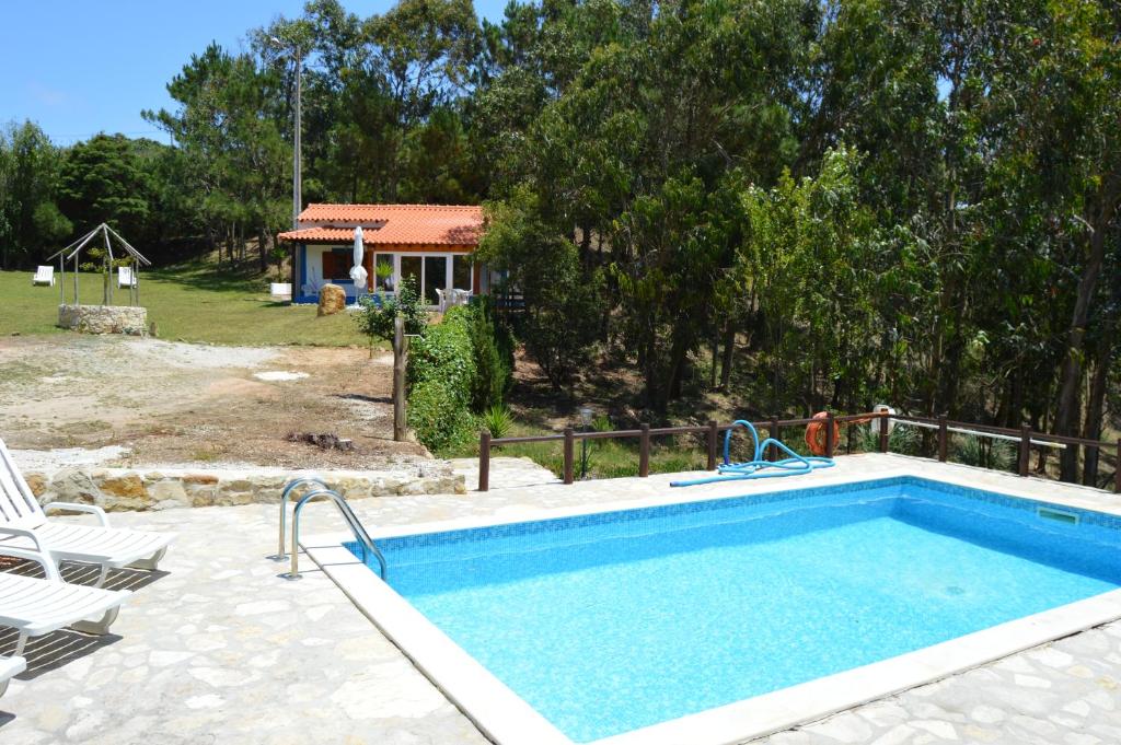 uma piscina num quintal com uma casa em Quinta dos Mangues em São Martinho do Porto