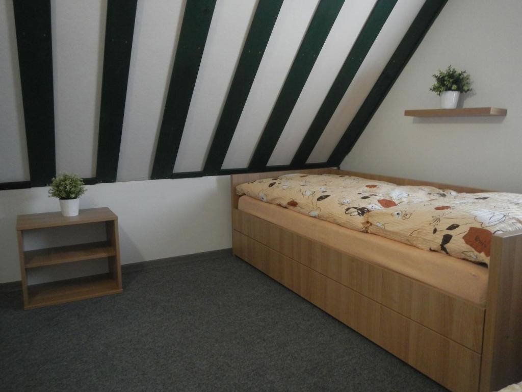 Postel nebo postele na pokoji v ubytování Cyklo ubytování a vinný sklep Žádovice