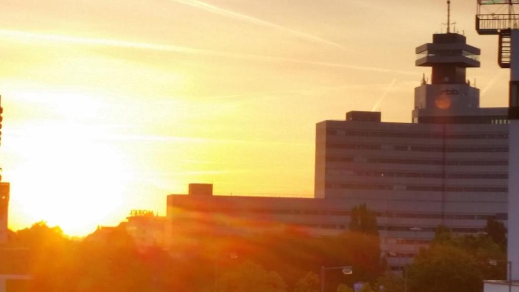 Východ nebo západ slunce při pohledu z hotelu nebo okolí