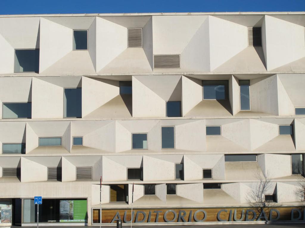 un edificio blanco con muchas ventanas en Pensión Blanca B&B, en León