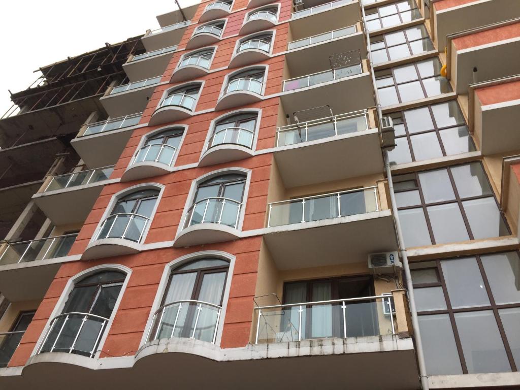 ein Apartmenthaus mit Fenstern und Balkonen in der Unterkunft appartment GIORGI in Batumi