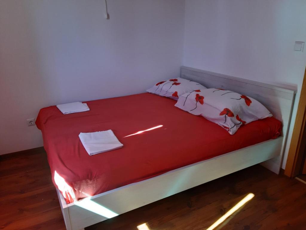 Un pat sau paturi într-o cameră la Apartman Igy