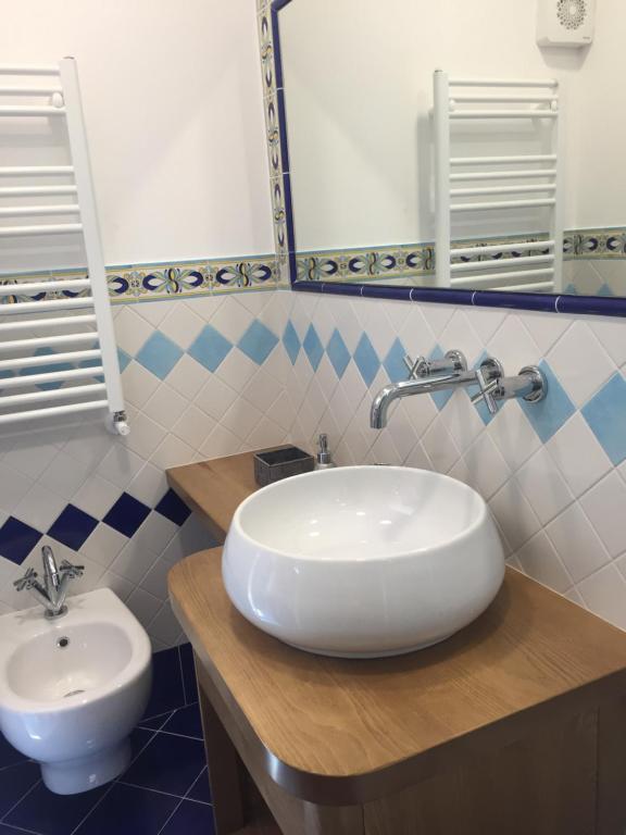 Łazienka w obiekcie Carluccio’s stanza privata vista mare