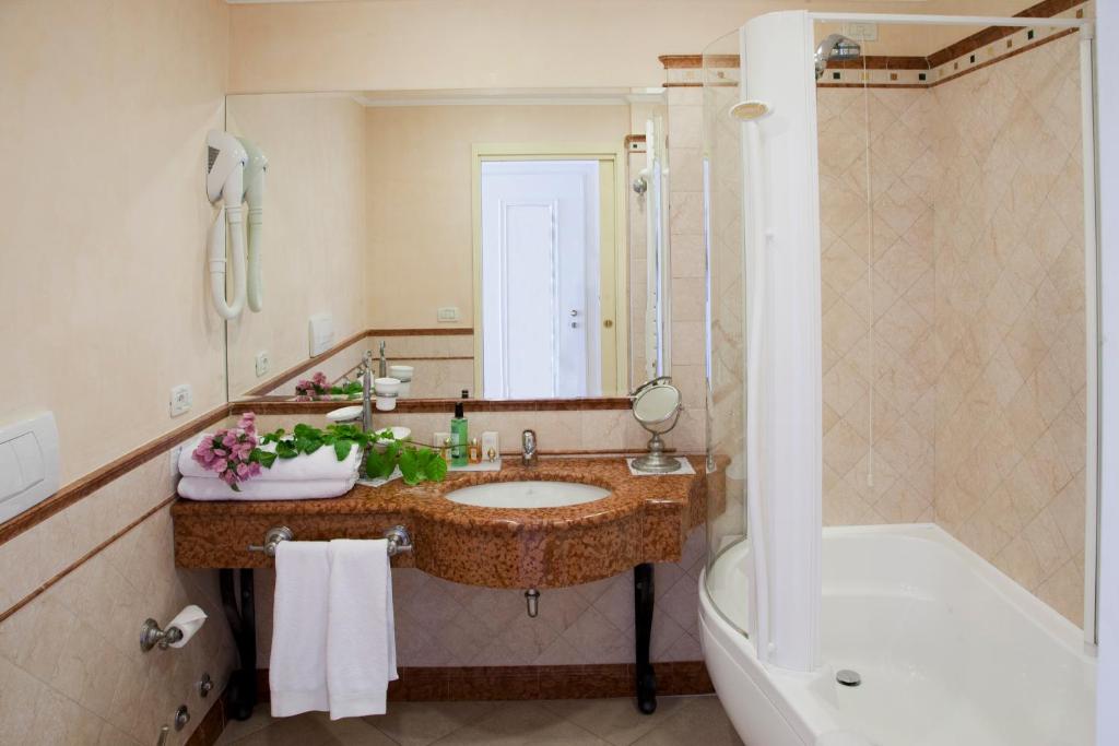 Koupelna v ubytování Hotel Villa Florida & Suite Apartments