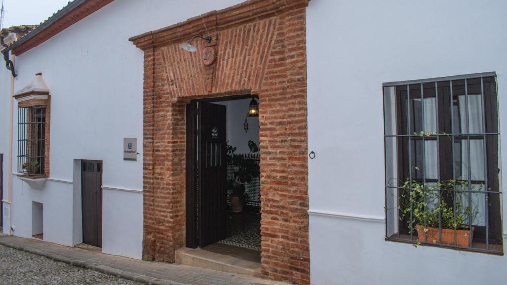 um edifício de tijolos com uma porta e uma janela em Tragaluz I em Fuenteheridos