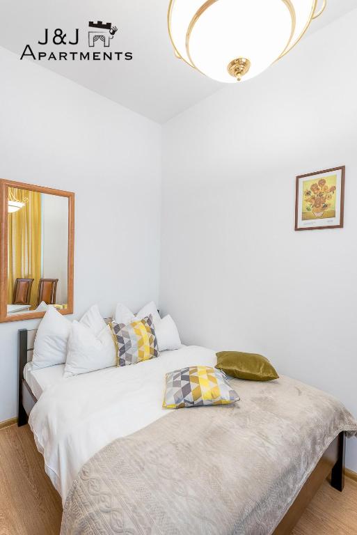 Łóżko lub łóżka w pokoju w obiekcie J&J Apartments Szeroka 25 Apartament 1