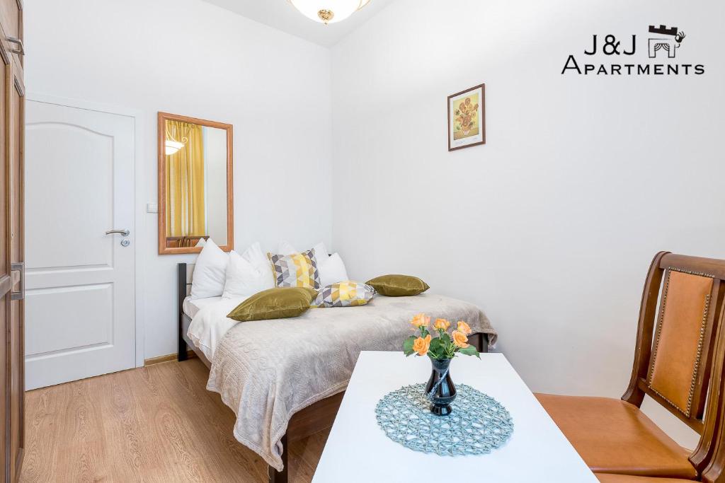 Łóżko lub łóżka w pokoju w obiekcie J&J Apartments Szeroka 25 Apartament 1
