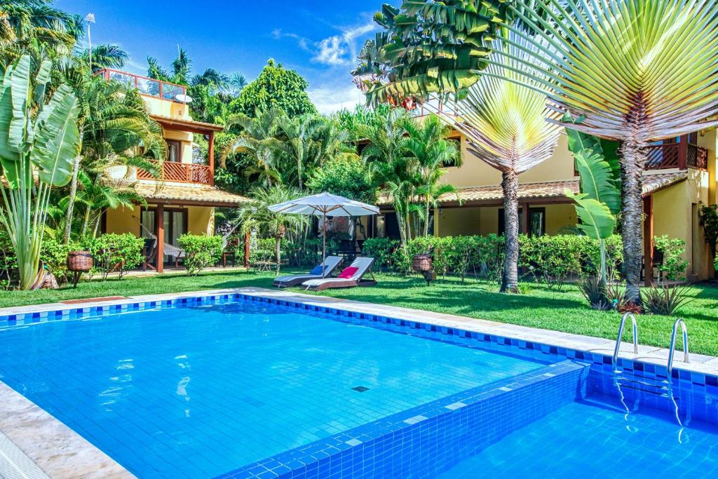 una piscina frente a una casa en Unidades Vilas Triplex no Pipa Beleza, en Pipa