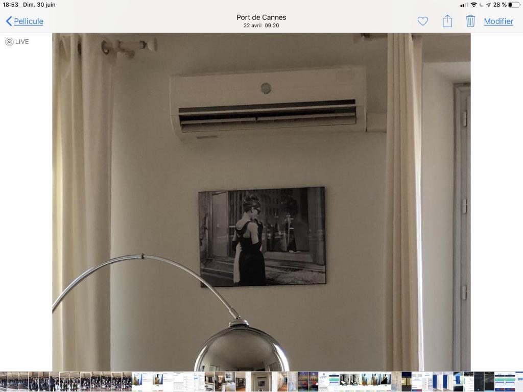 une salle de bains avec une lampe et une photo sur le mur dans l'établissement Vieux port de Cannes, à Cannes