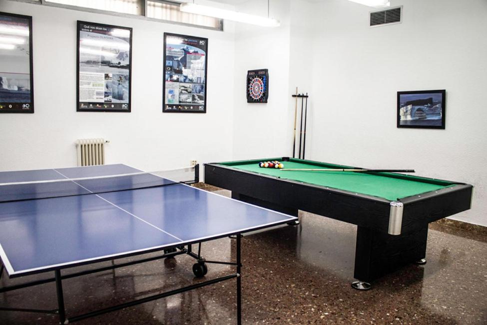 una habitación con dos mesas de ping pong. en Residencia Gómez Pardo, en Madrid