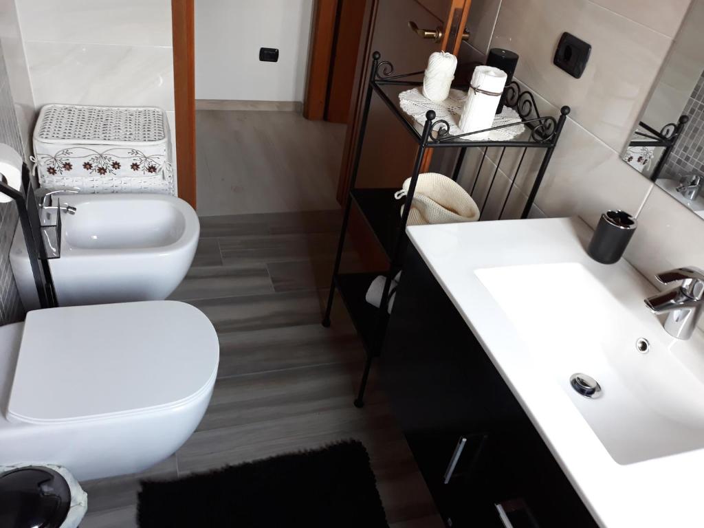 łazienka z toaletą i umywalką w obiekcie Maison de Denise w mieście Lezzeno