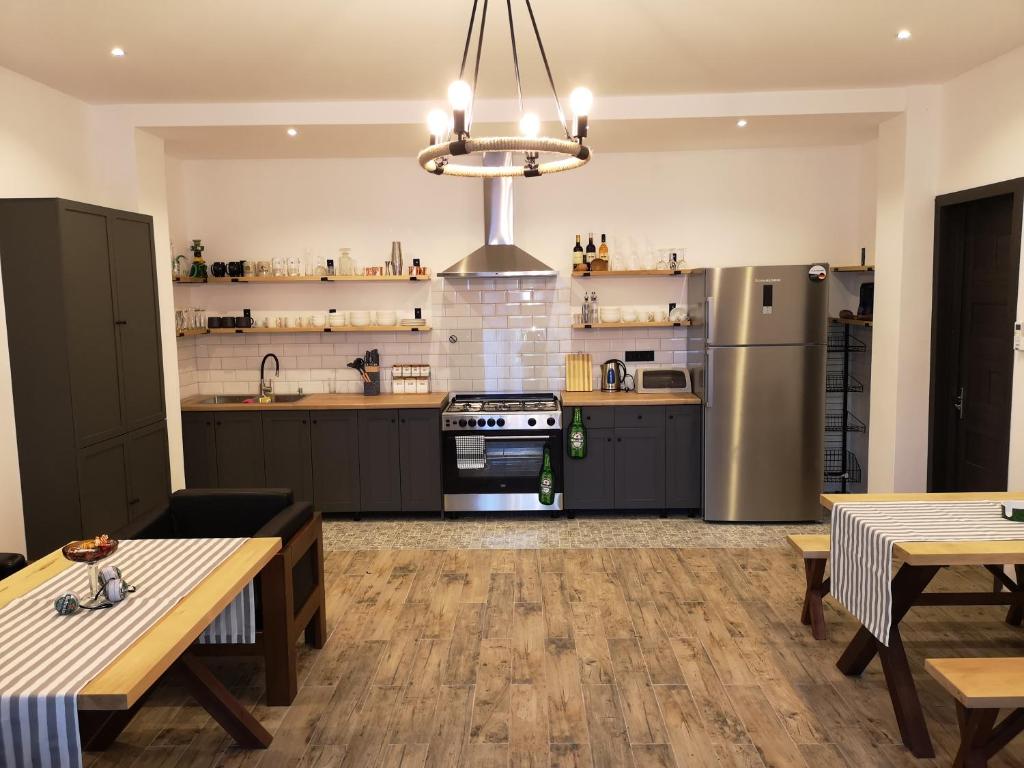 Kuchyň nebo kuchyňský kout v ubytování Level Up Hotel & Restaurant