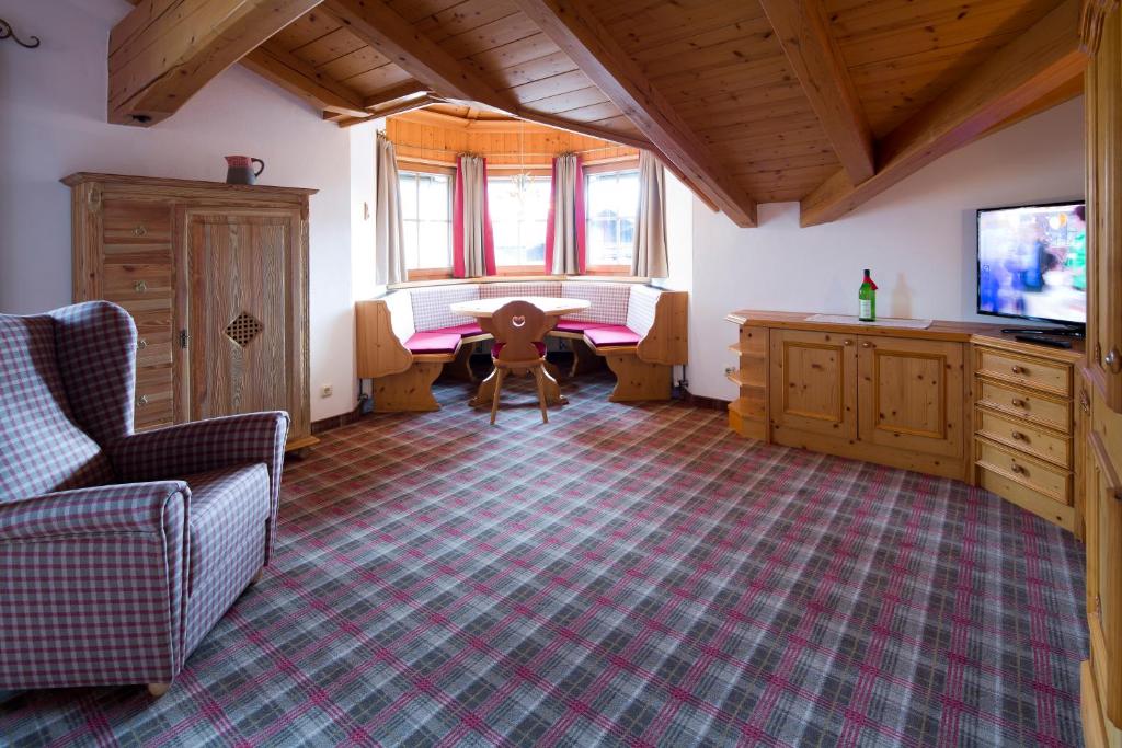 TV a/nebo společenská místnost v ubytování Gästehaus Brantlhof Zimmer und Ferienwohnungen in Going am Wilden Kaiser