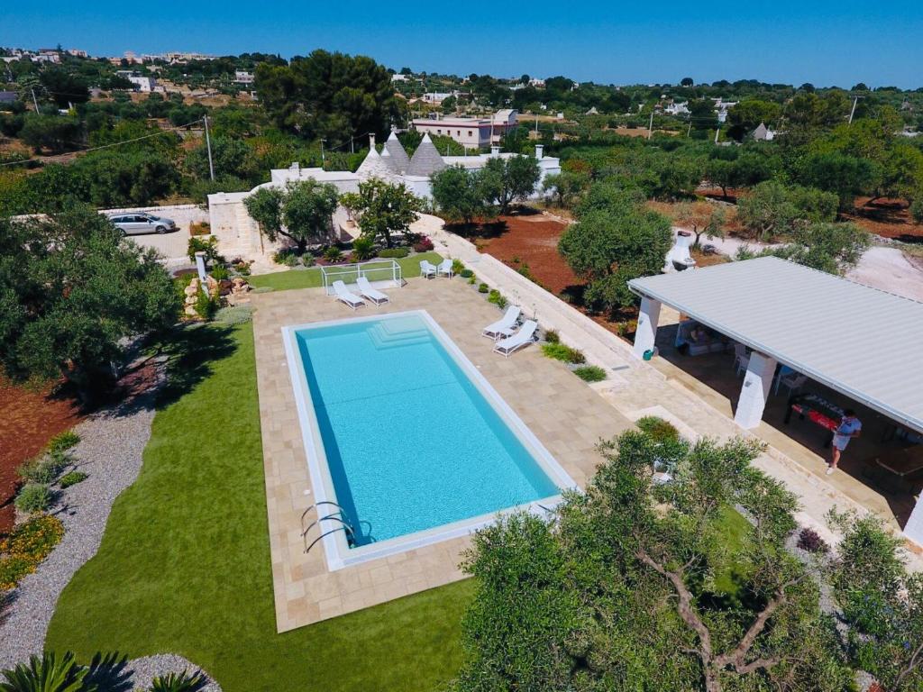 uma vista superior de uma piscina num quintal em Trullo Genesi em Cisternino