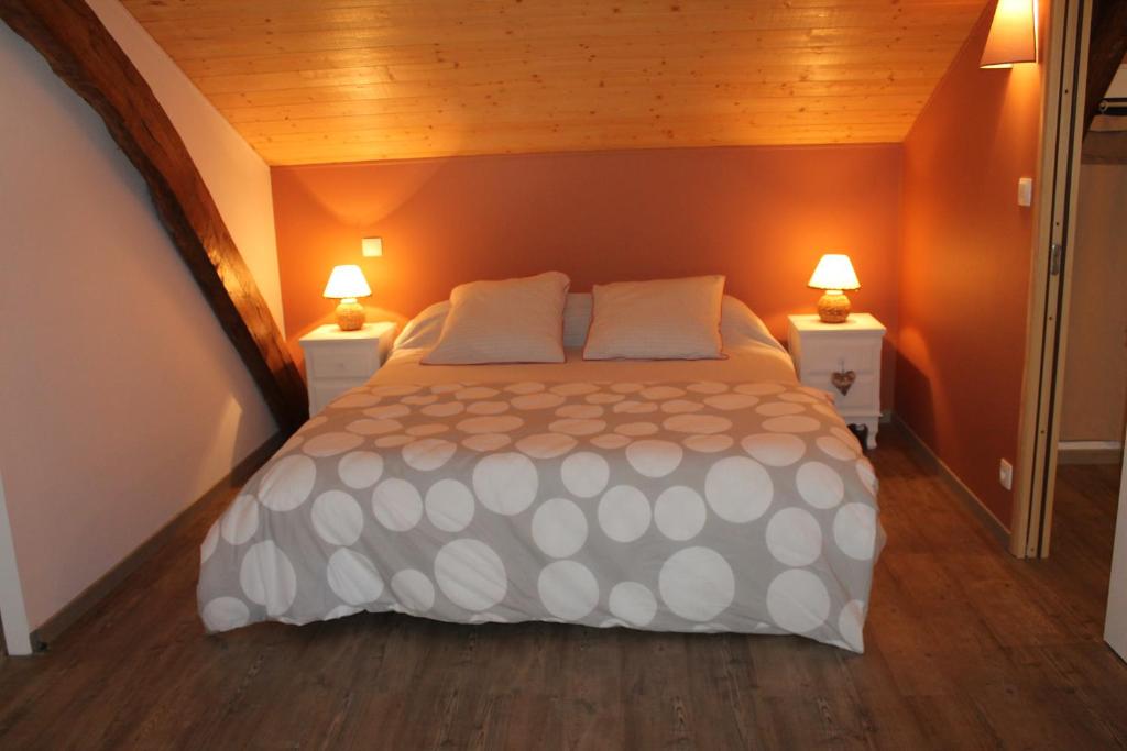 Saint-Sylvestre-sur-LotにあるLocation Chambres d'Hôtes Clodeguy No 2のベッドルーム1室(大型ベッド1台、ランプ2つ付)