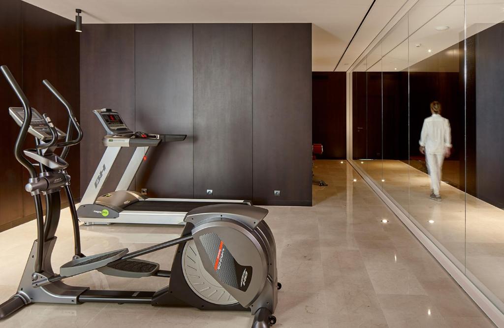 Fitness centrum a/nebo fitness zařízení v ubytování Hotel Fernando III