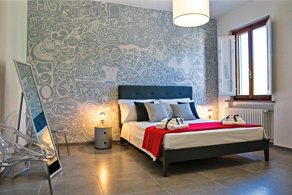 sypialnia z łóżkiem z niebiesko-białą ścianą w obiekcie House of Arts w mieście Montelupo Fiorentino